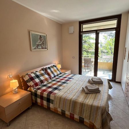 Discovery Flat With Pool & Bikes Lägenhet Sirmione Exteriör bild